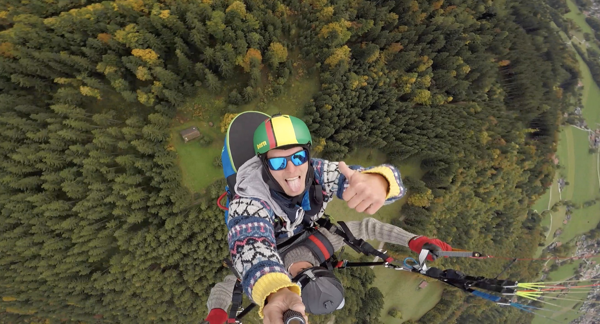 Simon Schnittker fliegt allein über herbstlichen Wald, Vogelperspektive