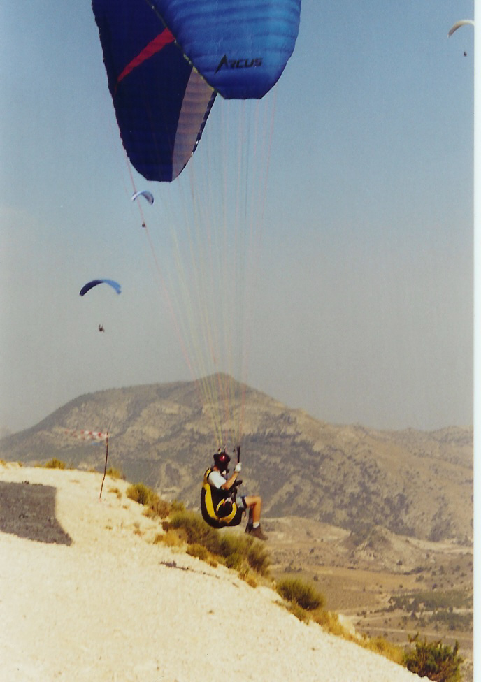 Soaring-Start mit Arcus-Gleitschirm über Palomaret, 2003